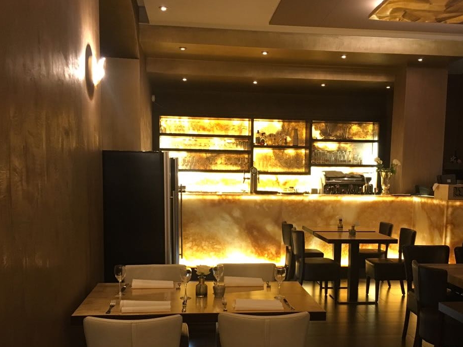 Beleuchtete Onyx-Bar im La Piazza Edenkoben mit warmem Licht